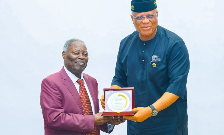Umo Eno honours Kumuyi